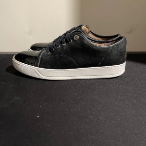 Lanvin sneaker - Marinblåa lanvins i storlek 41 men sitter som 42 har tyvärr inga orginalsor till skorna så det finns inte med annars en fräsch sko med små defekter 