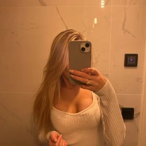 Vit ribbad croppad tröja - Säljer en stilren vit ribbad tröja med lång ärm och urringning, köpt från Pull&Bear 