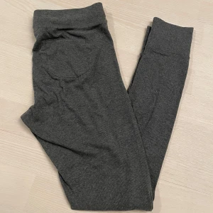 Grå mjukisbyxor från Gina Tricot - Mysiga grå mjukisbyxor från Gina Tricot med snörning i midjan. Perfekta för en avslappnad dag hemma eller på språng. Tillverkade i mjukt material för extra komfort.