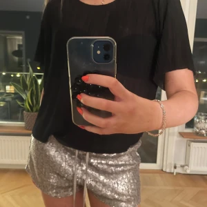 Svart festtopp - sjukt cool festtopp🤟🏽tunnt material och veckad, se bild 3😋