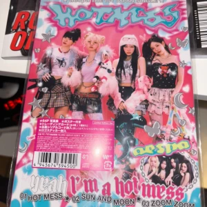 Aespa Hot Mess - The 1st Japan Single - Detta är en limited edition japan only single från aespa! Verkligen sorgligt att behöva sälja denna men i dessa tider behöver man! Allt ingår förutom postern, innehåller låtarna 'Hot Mess', 'Sun and Moon' och 'Zoom Zoom'. Ställ gärna frågor!