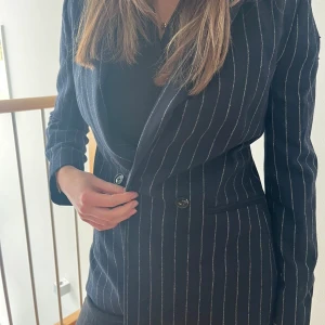 Randig kavaj från Superdry - Snygg randig kavaj från Superdry. Helt ny med lappen kvar. Från några år tillbaka men har endast hängt i garderoben tyvärr.