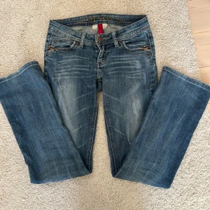 Två par bootcut jeans - Två par jättesnygga extremt lågmidjade bootcut jeans. Thriftade i Paris och sitter sååååå fint. De ena jeansen är lite slitna i bensluten därav priset. 250 styck eller 400 för båda! Hör av dig innan du trycker på köp så att jag vet vad du vill ha🩷