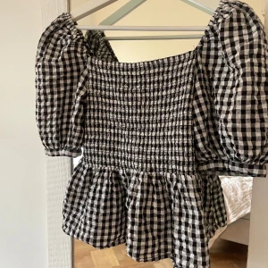 Svartvit rutig blus - Super söt rutig blus från new look med volang ned till och söta armar! Passar perfekt nu till våren med ett par blåa jeans😍