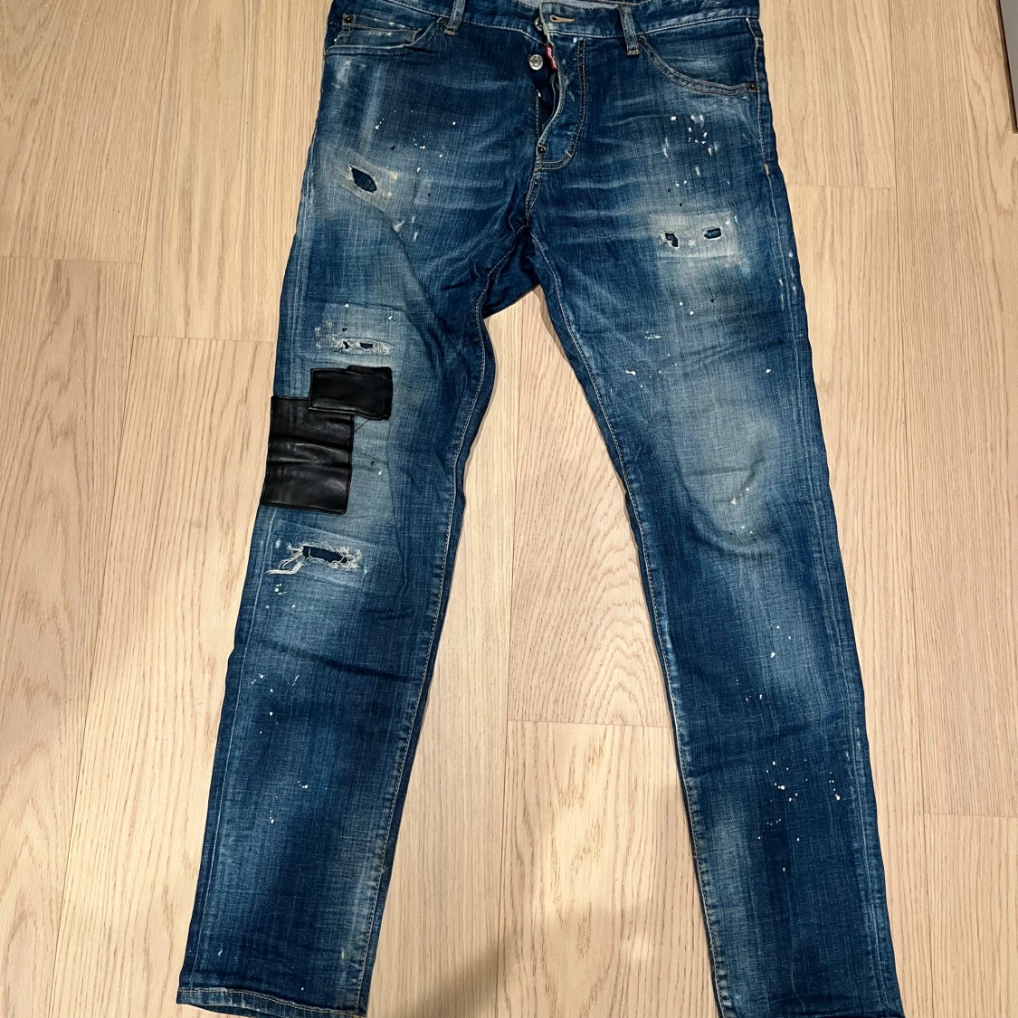 Blå jeans med slitningar och detaljer