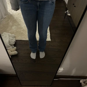 Lågmidjade  bootcut jeans Zara - Snygga blå jeansbyxor med en klassisk design. De har en normal passform. Byxorna har fickor fram och bak samt en knapp- och dragkedjestängning. Storlek 36! Säljer pga att dem är för korta är 175 för referens 🤗skriv vid intresse!💕