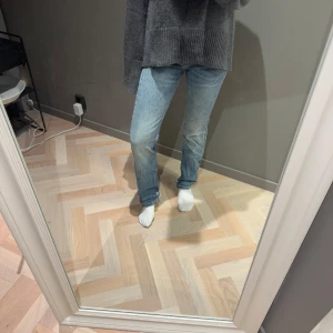jeans - säljer dessa supersnygga blåa jeans, rak passform 💙💙 storlek 32