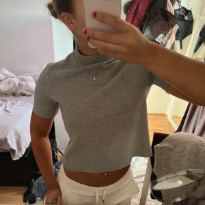 Grå t-shirt -  stilren grå topp med korta ärmar 🩵