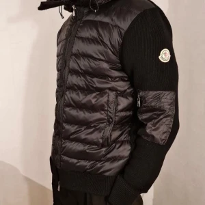 Moncler Cardigan  - Moncler cardigan med stickade ärmar, nyköpt och använd bara några gånger. 