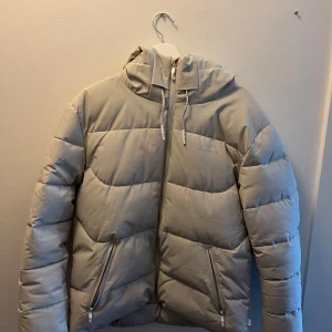 Joseph Climb Jacket Woodbird-Light Grey. - Woodbird vinterjacka i väldigt bra skick. Köptes förra vintern och använd fåtal gånger. Originalpris 1800kr. Skulle säga att den sitter bra på 180-185 cm.