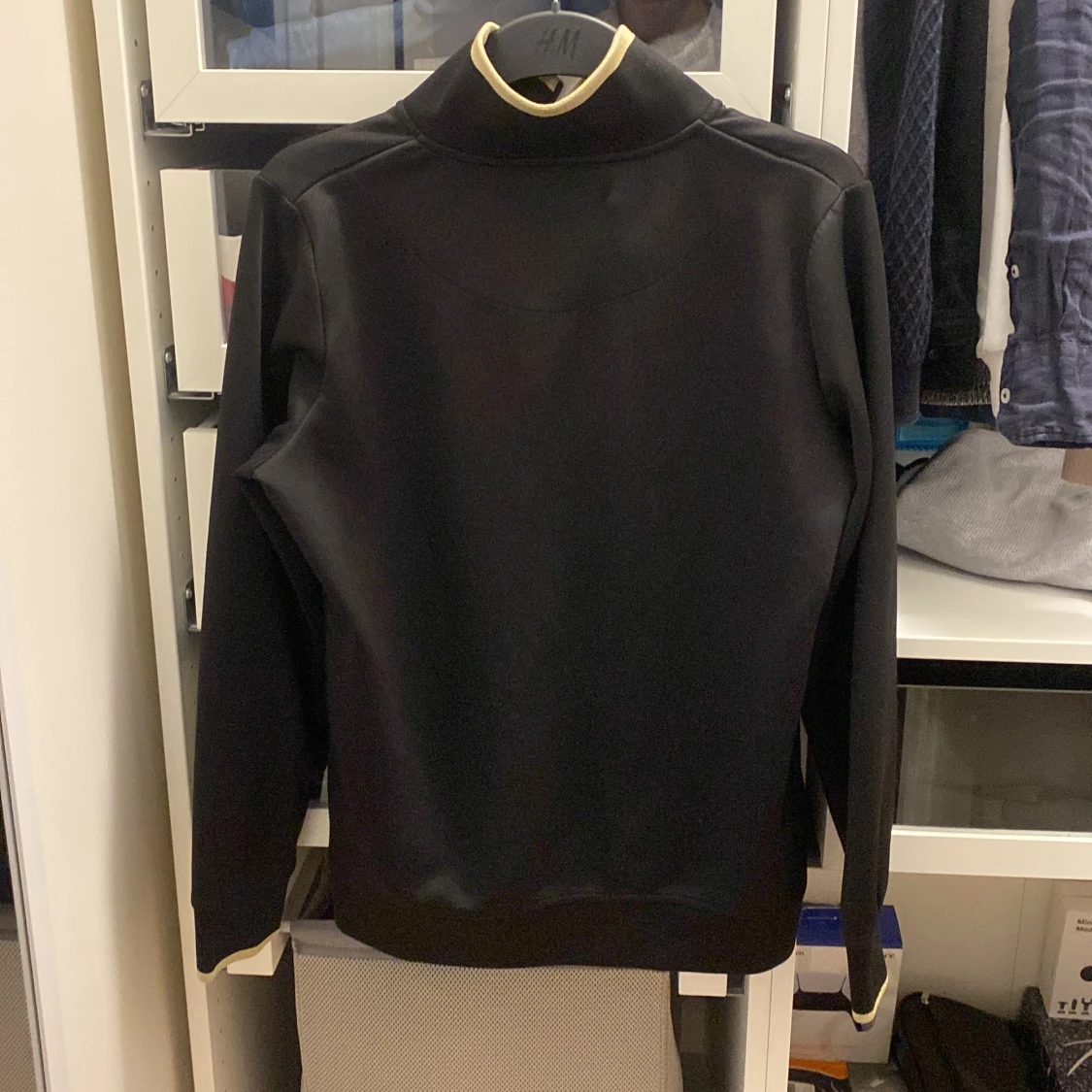 Svart tröja från Illusive London - 1