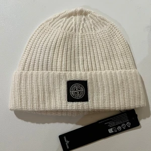 Stone Island Mössa - Helt ny Stone island mössa, passar ej så därför säljer jag den. Kontakta för frågor!