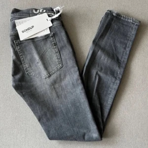 Dondup jeans - Sprillans nya dondup George jeans i storlek 30 är i topp skick aldrig använda medföljer låda och tags. Bara att skriva vid minsta lilla fundering.