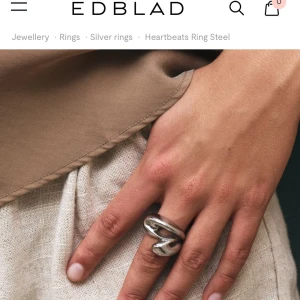 Heartbeats ring silver från Edblad - Elegant heartbeats silverring från Edblad med en modern och stilren design. Ringen är märkt med Edblad 18,5 på insidan. 