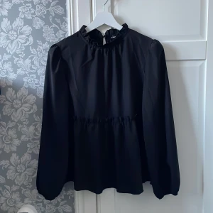 Svart blus - Svart snygg blus från Shein som tyvärr inte används längre. Materialet är väldigt luftigt så funkar även bra på varma dagar. 