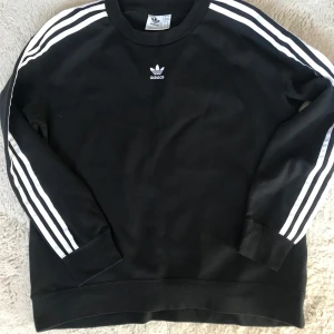 Sweatshirt Adidas - Säljer en klassisk svart sweatshirt från Adidas. Sitter oversied beroende på strl. Passar XS-M 