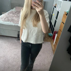 Gråa low waist jeans - Snygga gråa low waist jeans från Gina Tricot🥰 De är klippta på slutet av benet för att de inte ska vara så långa💕82cm i Innerbenslängd🤩