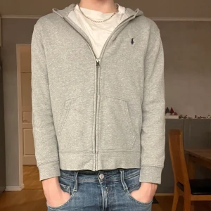 Ralph lauren hoodie  - Säljer nu denna riktigt feta tröjan från Ralph lauren.👍| storleken är S | färgen är grå | skicket år 7/10 (det finns en lite rosa prick på magen) men inget man märker | hör av dig vid minsta lilla fråga👍