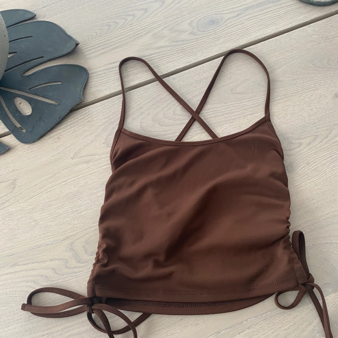 Brun topp med snörning