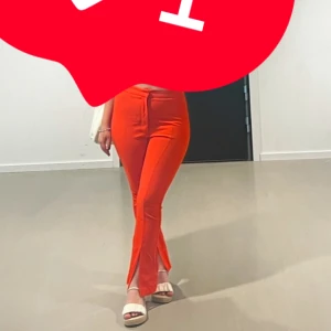 Orange byxor  - Snygga orange byxor. Perfekta för att sticka ut med en färgglad stil. De har en tight passform och är högmidjade för en modern look.