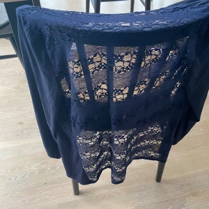 Spetskofta  - Söt, tunnare marinblå kofta med spets i ryggen💗