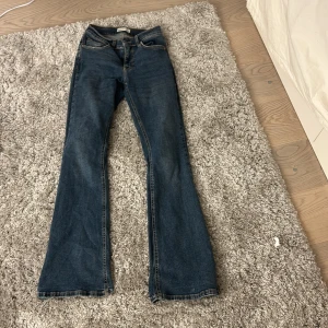 Blå bootcut jeans från Perfect Jeans - Snygga blå bootcut jeans från Gina. Passar mig bra i längden och är ca 160. Har trampat ner dom lite i längderna. 
