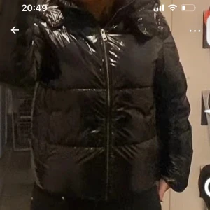 Vinterjacka - Glansig vinterjacka från nelly. Användes förra vintern men fortfarande i topp skick. Inga defekter. Stl M
