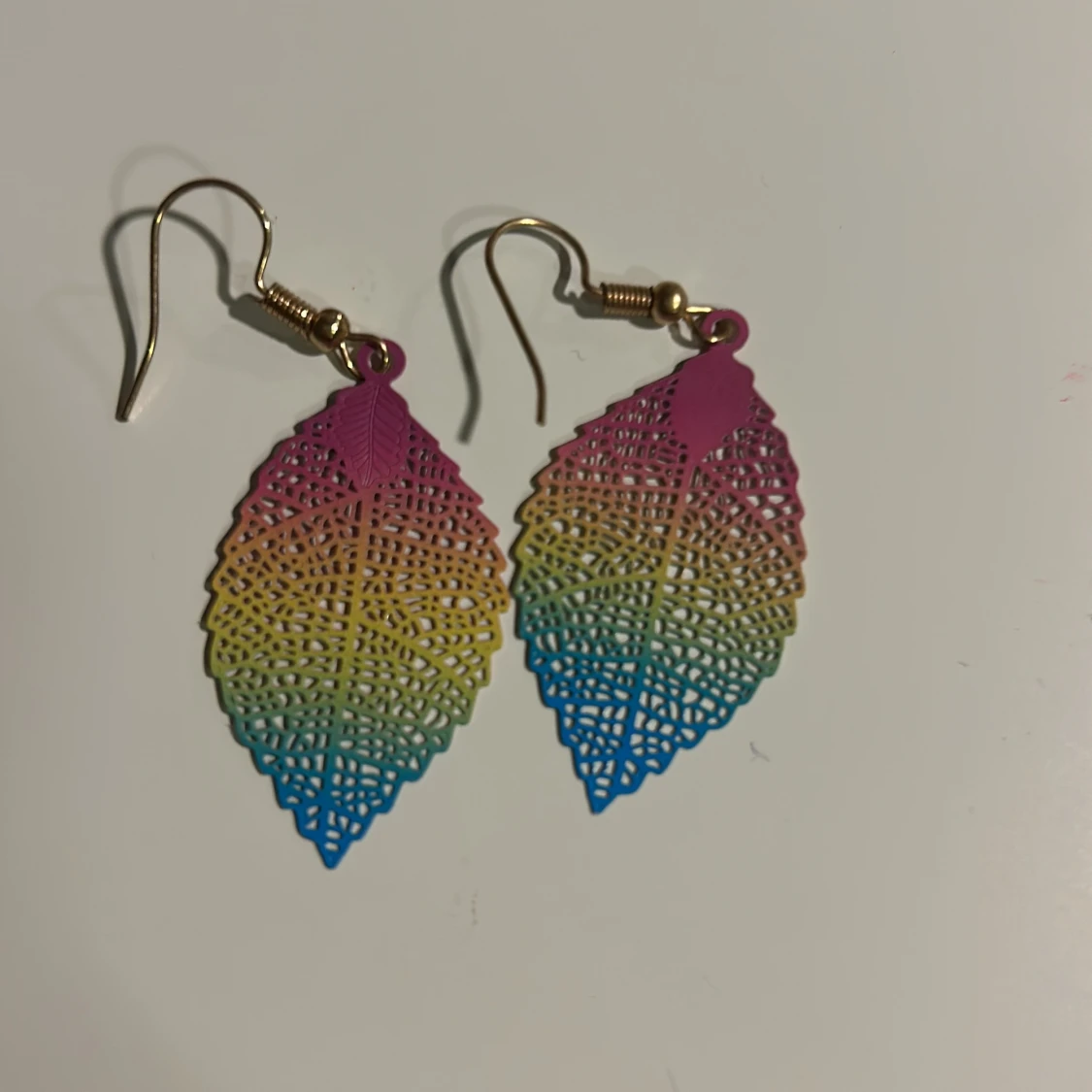 Färgglada bladformade örhängen