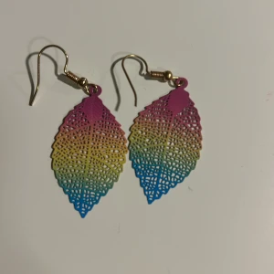 Färgglada bladformade örhängen - Snygga örhängen i form av blad med en vacker färgövergång från rosa till blått. Perfekta för att lägga till en färgklick till din outfit. Lätta och bekväma att bära hela dagen.Tvättar innan skickar.