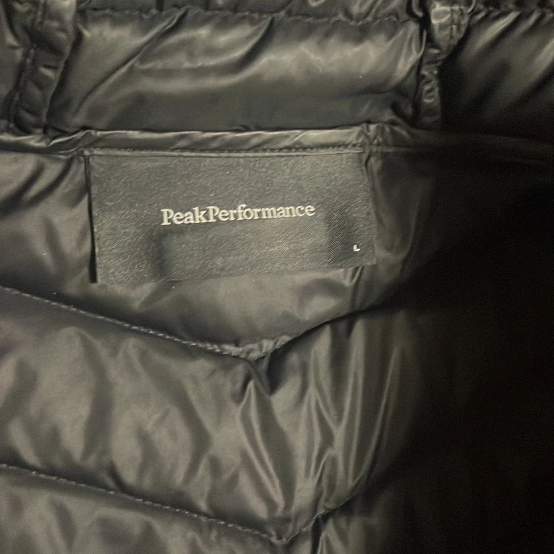 Svart dunjacka från Peak Performance - 92
