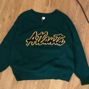 mörkgrön stickad tröja - en jätte jätte fin grön stickad tröja med ”atlanta” på används tyvärr inte. skriv för mer info eller bilder 💕