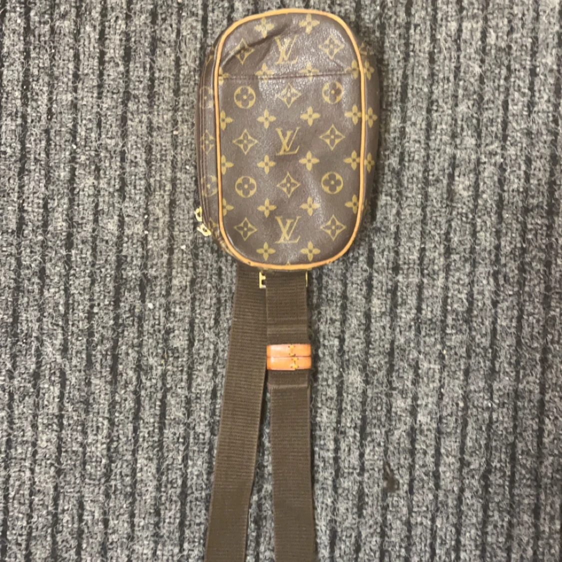 Brun axelväska från sLv