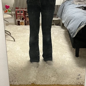 Mörkblåa  bootcut jeans - Snygga svarta bootcut jeans med hög midja. Perfekta för en stilren look. Klassisk design med fickor bak och fram.