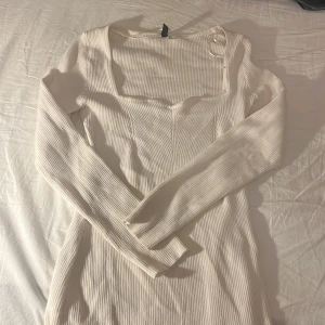 Vit ribbad klänning från H&M Divided - Så fin men var för stor för mig😕