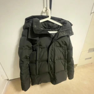 Canada Goose Wyndham Heritage (black label) - Tja! Säljer en svart dunjacka från Canada Goose med avtagbar pälskrage. Jackan är i toppskick och har endast använts i ca 1,5 säsong. Storleken är M (men kan även passa S) Den jackan börjar kännas för liten och tajt på mig nu speciellt efter vinterbulken så det är nog dags att hitta en större jacka…. Om du har andra frågor och funderingar så är det bara att skriva 