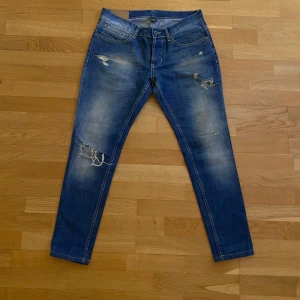 Dondup George storlek 34 - Snygga Dondup George skinny jeans men snygga slitningar på fickorna och hål på höger knä .                                                                 Storlek 34.                                                                         I gott använt skick