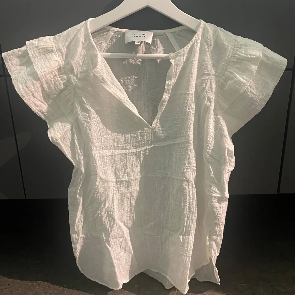 Säljer en vit söt blus från second female, skönt material!💕Skulle definitivt säga att den passar S också!. Puserot.