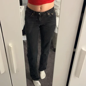 Svarta Lågmidjade jeans - Ett par lågmidjade raka jeans från weekday. Strl. W26 L34