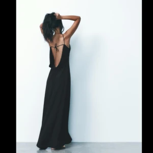 Svart långklänning - Intressekoll på den här fina långklänningen från Zara i Stl XS. Slutsåld i den storleken! Lappar kvar, aldrig använd (har inga bilder på)💕