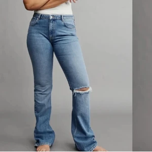 Bootcut Jeans full length flare jeans - Bootcut Jeans från Gina Tricot (Full legnth flare jeans) Dom är i storlek L men skulle säga att dom passar M mycket bättre eftersom dom är små i storlek. Jag köpte dom begagnade och aldrig använt dom efter dom köptes men dom är i väldigt bra skick bara lite sönder längst ner på ena sidan men inget som stör. Passa på och köp eftersom jeansen inte säljs online längre. Jag är 174cm