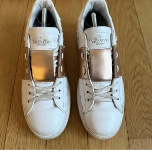 Valentino skor - Snygga Valentino Garavani sneakers i vitt skinn med rosé detaljer. Sparsamt använda. 