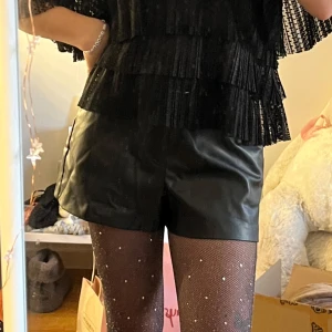 Svarta läder shorts - Säljer dom här super fräna och trendiga läder shortsen från Zara! Sparsamt använda så super fint skick! Storlek M men passar mig bra som har S!💕