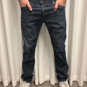 Diesel herr jeans - Sjukt coola Diesel jeans i en mörkblå färg!💙 midjemått 46cm innerbenslängd 81cm W33 L34
