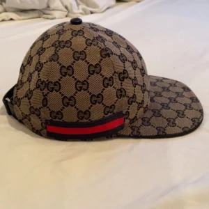Gucci keps - Säljer min fina Gucci keps då jag inte använder den längre den är i riktigt fint skick. PRIS KAN DISNUTERAS VID SNABB AFFÄR‼️