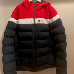 Helly Hansen bossanova skidjacka  - Bossanova puffjacka från Helly Hansen i storlek 2XL. Skulle säga att den passar mer som en XL. Helt ny! Inköpspris 3500kr   #affliction #glamour #skate #truerreligion #missme #edhardy #baggyjeans  #flared #drip #emo #goth #vintage  #adidas #nike #puma #punk #retro #2000s #coquette #softgirl #cottagecore #grunge #emo