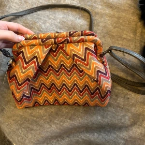 Beck söndergaard - Säljer denna as fina Beck Söndergaard ”klatch”, kan även användas som en necessär ❤️helt i ny skick med prislappen kvar! Nypris: 679kr även tillkommande band som jag satt på själv tillkommer om man så vill så att det blir mer som än väska 💕💕