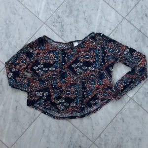 Långärmad med fint mönster  - Jättefina att ha lite off-shoulder!