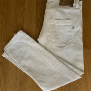 Vita jeans från Dondup low rise - Snygga vita jeans från Dondup med klassisk femficksdesign och knappgylf. Tillverkade i bomull för en bekväm passform. Perfekta för att vara sthlm stil look STRL 27 Kvinna Orginal pris 1500kr