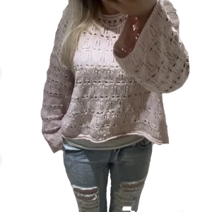 Rosa stickad tröja - Säljer denna söta rosa stickade tröja eftersom den inte är min stil, så den är knappt använd. Köptes på Plick. Pris kan självklart diskuteras!