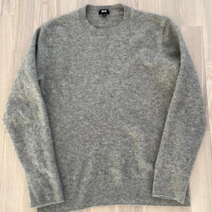 100% cashmere Uniqlo tröja - Säljer en stilren grå tröja från Uniqlo. Helt ny                   Den e 100% cashmere. Nypris ligger på 1299kr.             Pris kan diskuteras👍